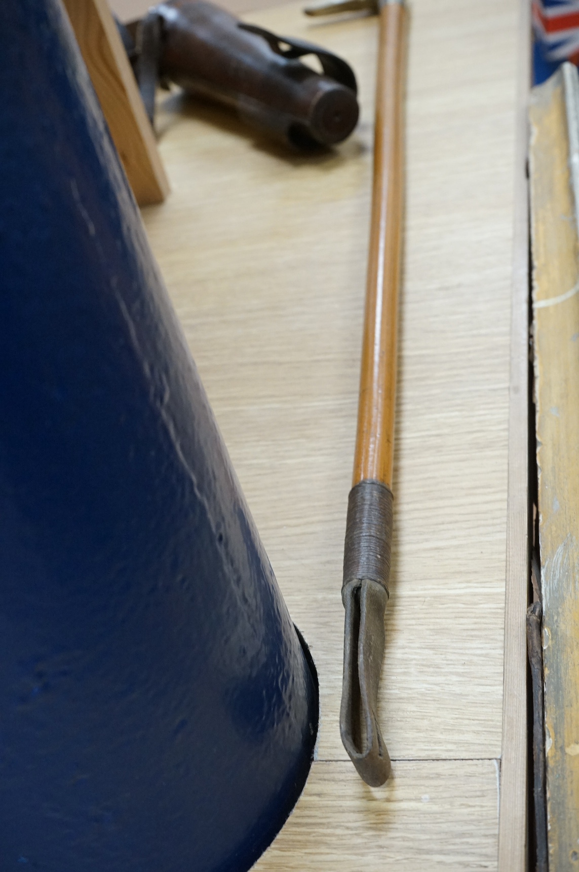 A riding crop with carved stag antler dog’s head handle together with a leather cased riding flask, 79cm. Condition - fair to good